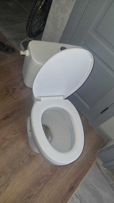 Продам унитаз с пластиковым бачком
