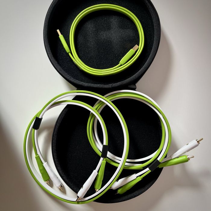 Oyaide Neo d+ 2 х RCA Class-B кабели / 1 х USB кабел / калъф