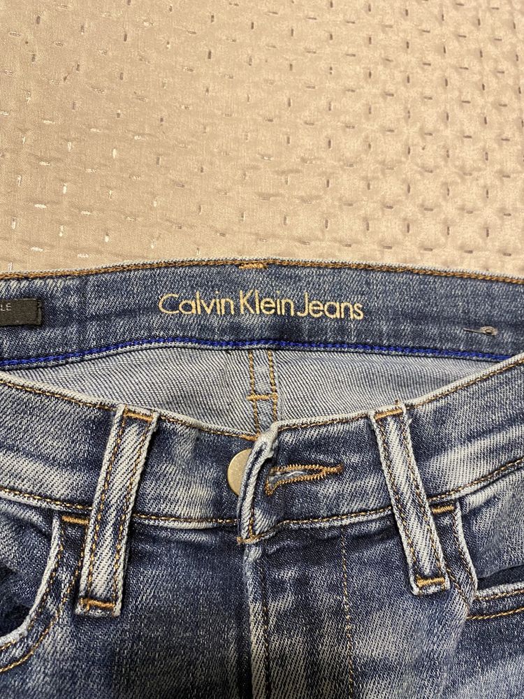 Blugi Calvin Klein, noi