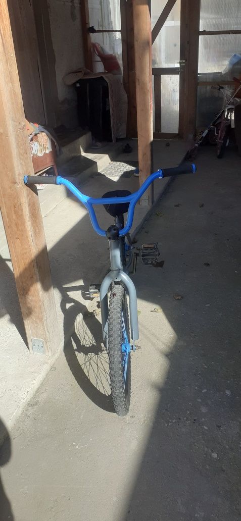 Vând o bicicleta bmx cu roți de 20 și spițe vopsite