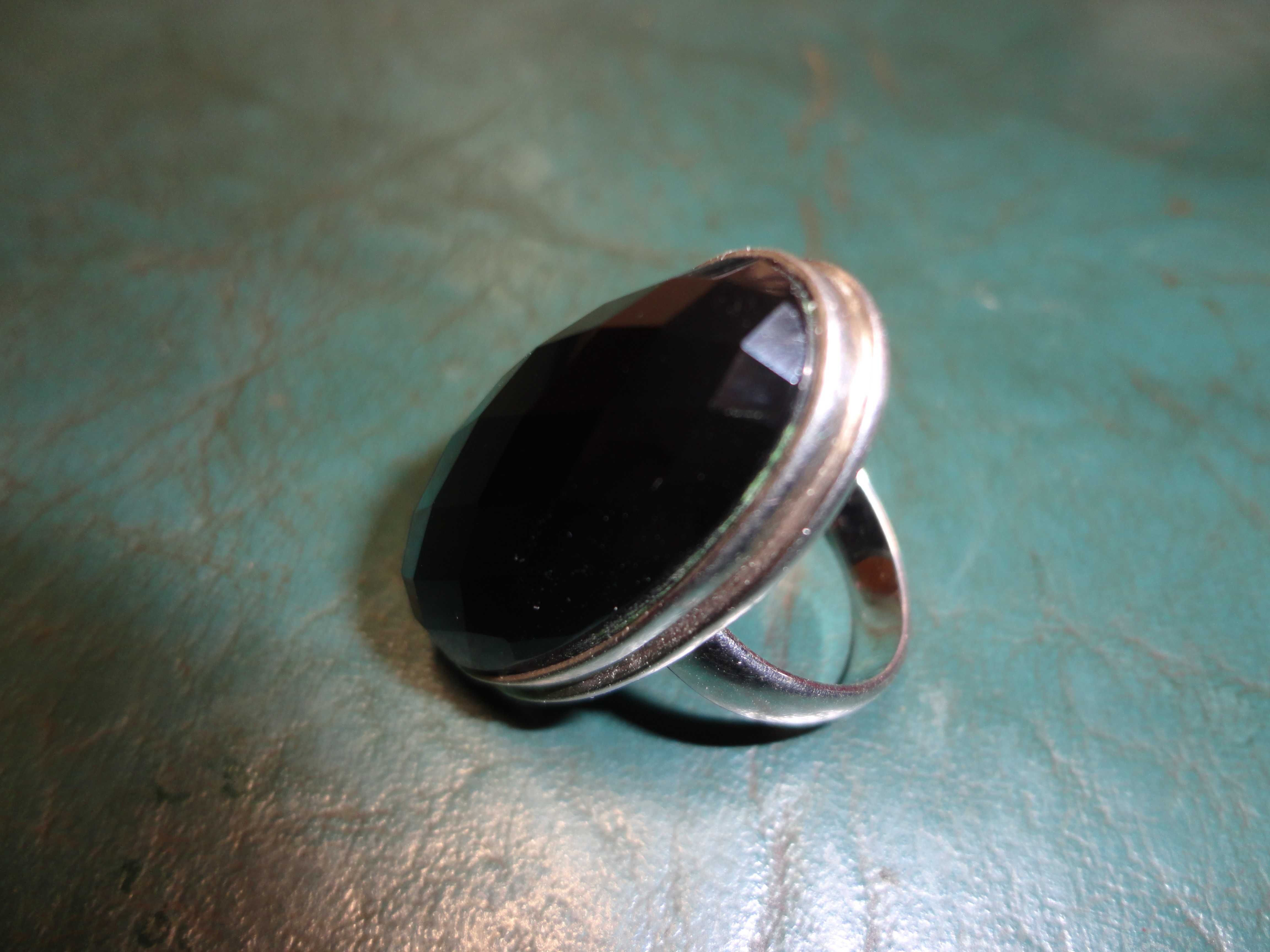 Серебряное кольцо с чёрным камнем