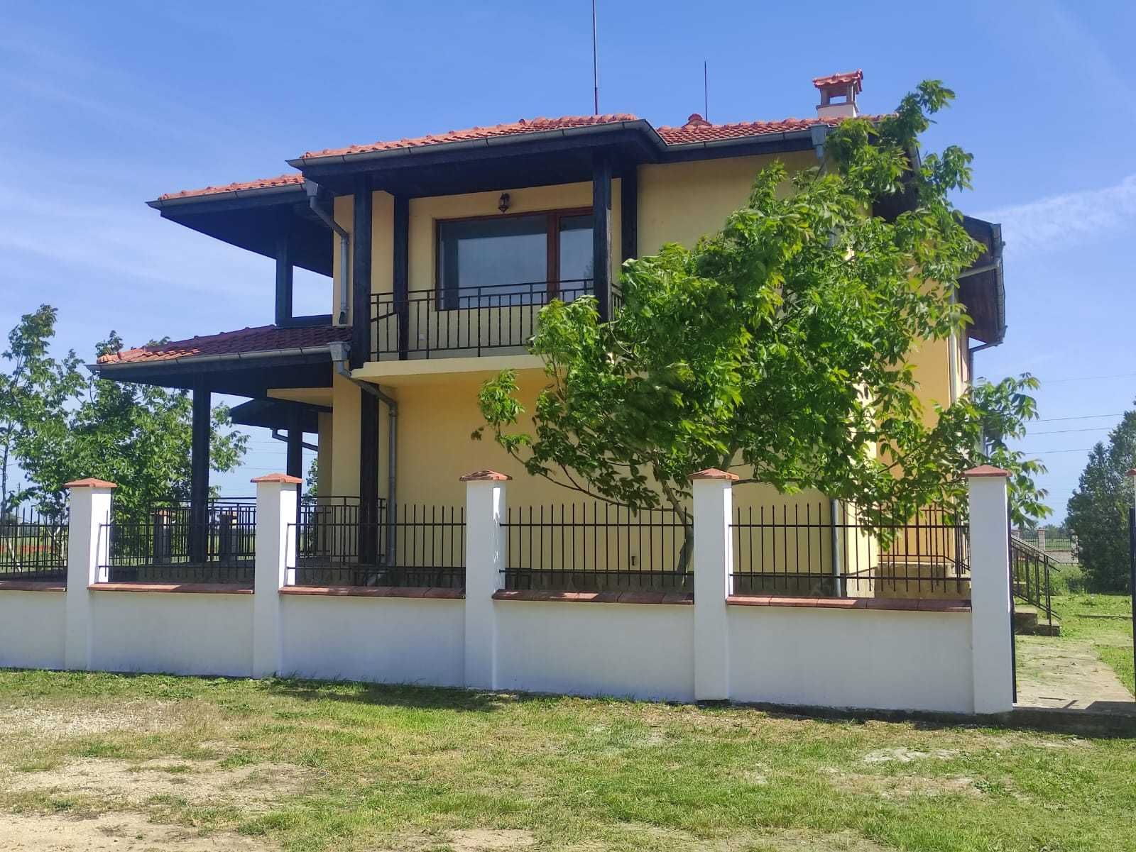 Очарователна, много просторна къща близнак - на 4 км от гр. Балчик.