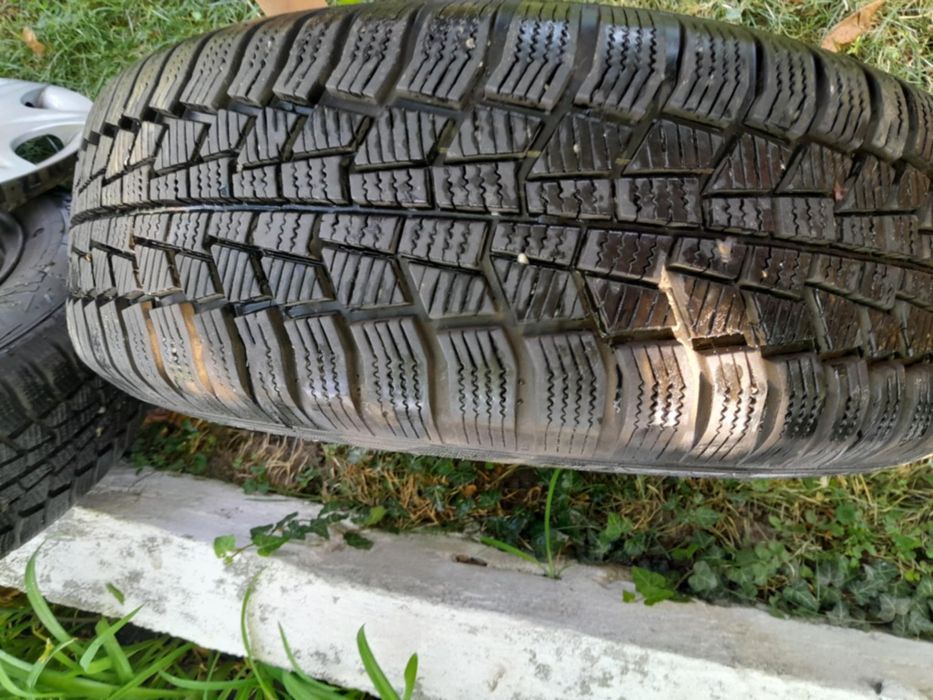 Зимни гуми с джанти и оригинални тасове за мерцедес