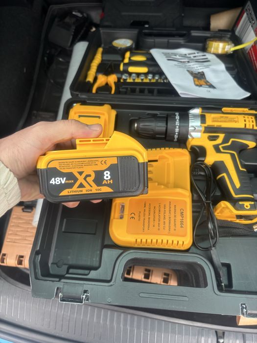 Bormasina cu 2 acumulatori   cu percutie  identic cu Dewalt / Makita