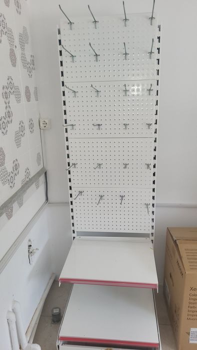 Vând raft metalic cu 50 cârlige
