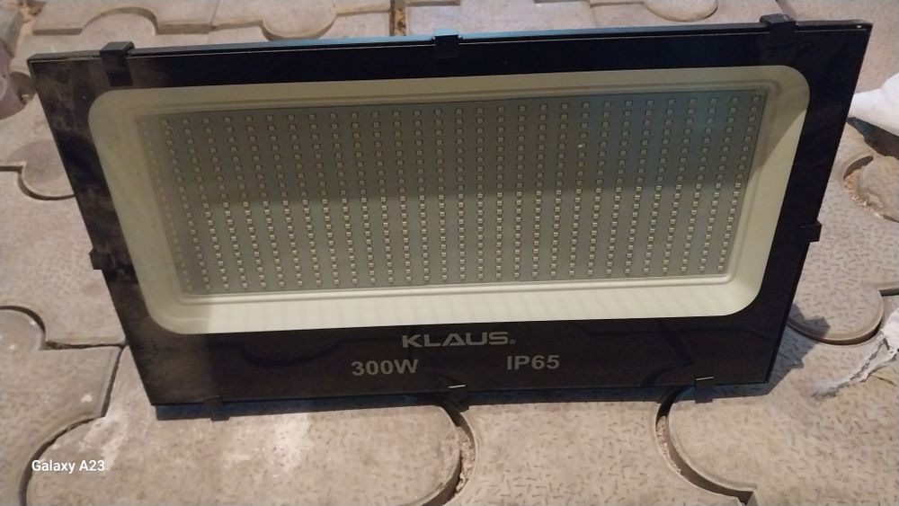Продам лед прожектор 300w.