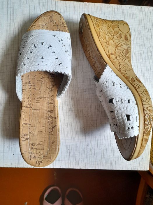 Продам босоножки новые.