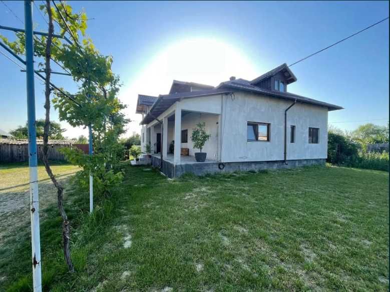 Casa de vanzare cu etaj complet mobilata, cu gradina  + 5000 mp padure
