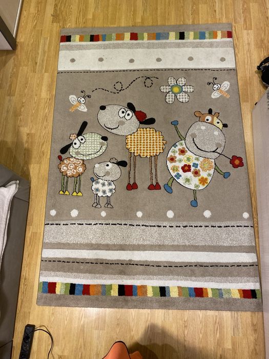Уникален детски килим с весели овчици и цветя – 200 x 132,5 см