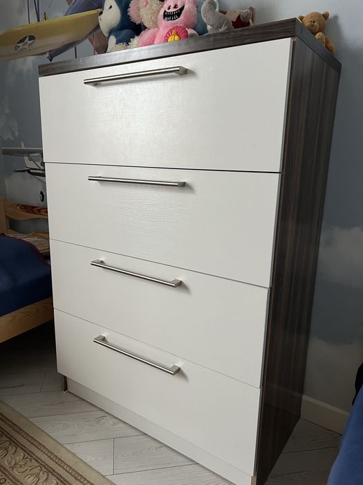 Продам комод с четырмя выдвижными ящиками