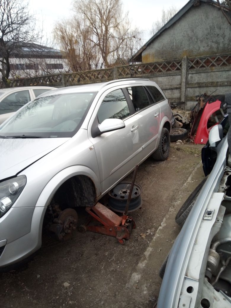 Dezmembrez Opel Astra H