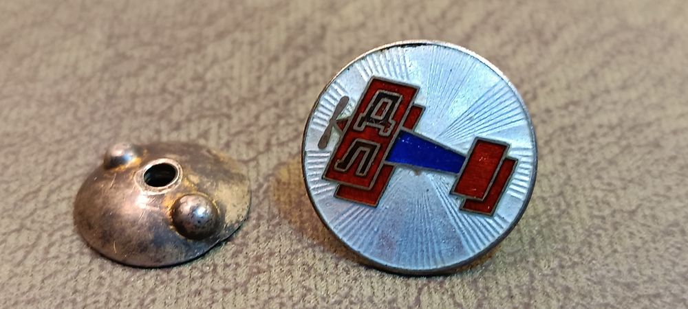 Продается серебряный значек