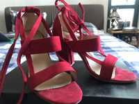 Sandale rosii legate de glezna