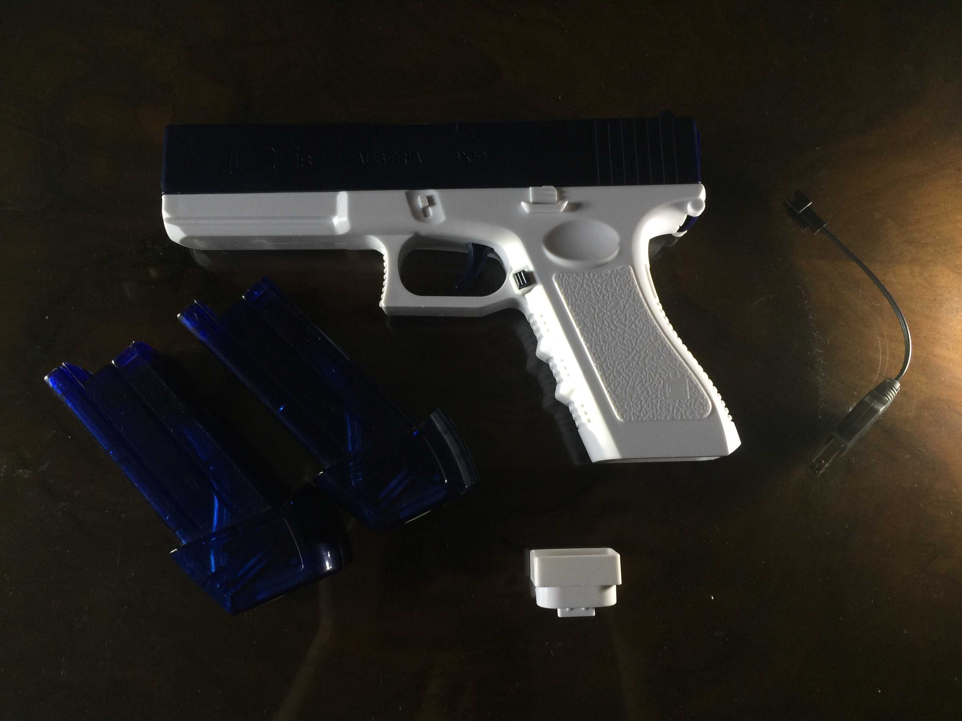 Pistol cu apă nou Glock 18 electric.