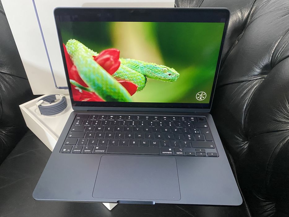 MacBook Air 13-inch/ M4 / 16 Gb RAM / 256 GB / Midnight / Desigilat