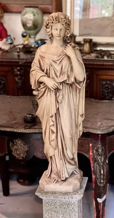 Statuie decorativă clasică pe soclu – femeie stil renascentist