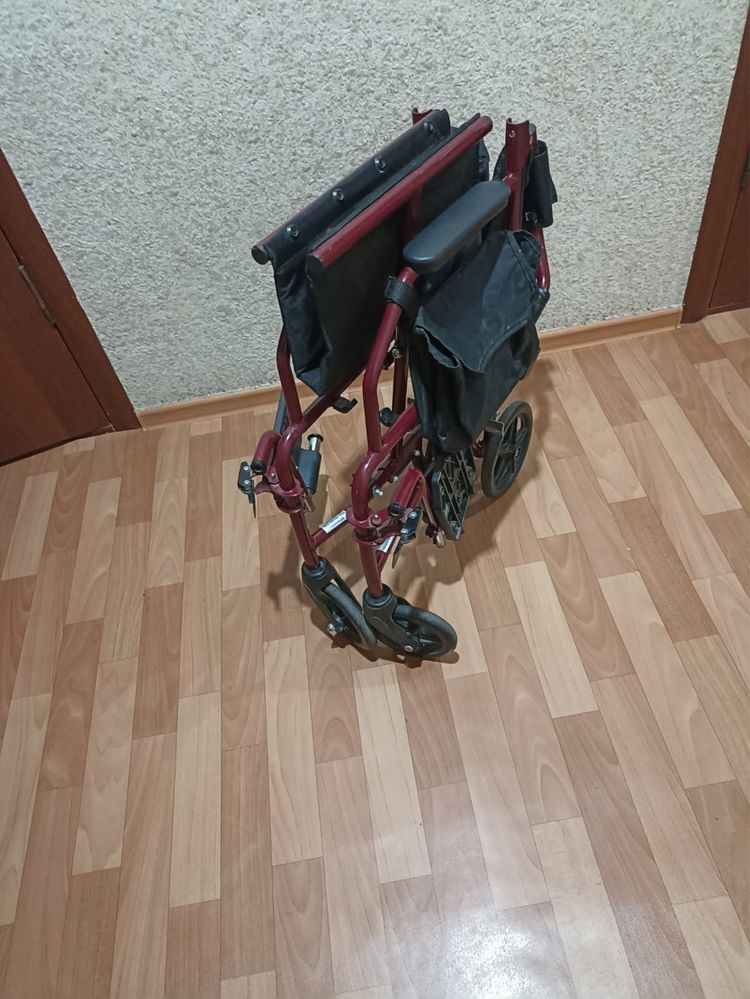 Продам инвалидную коляску
