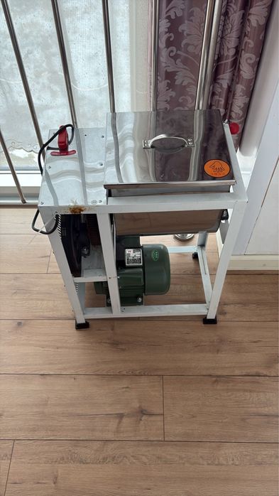 Продам НОВЫЙ тестомес для проф кухонь