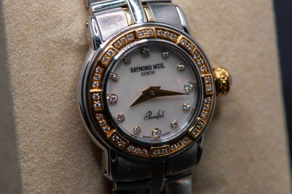Швейцарски дамси часовник с диаманти,18к злато - Raymond Weil Parsifal