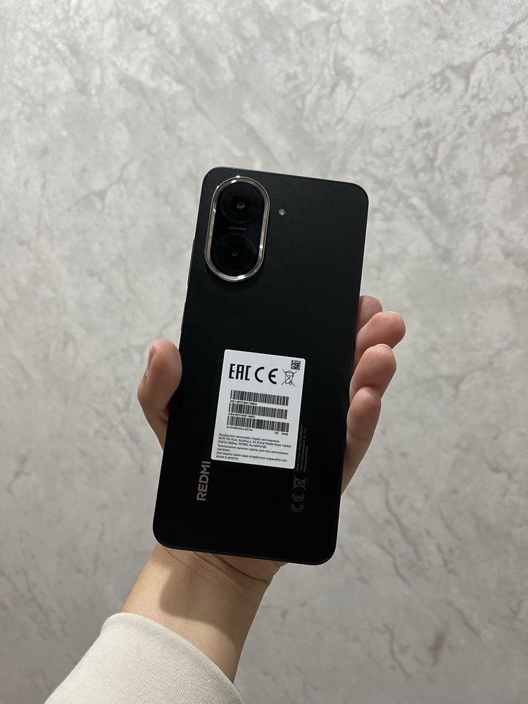 Новый смартфон Redmi в коробке.