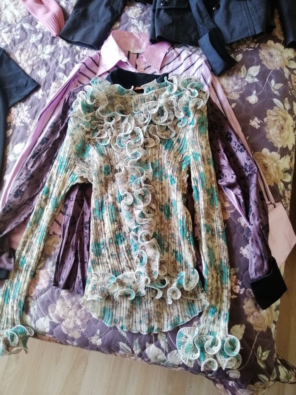 Дамски сака, блузи, шлифери. Цена за брой.