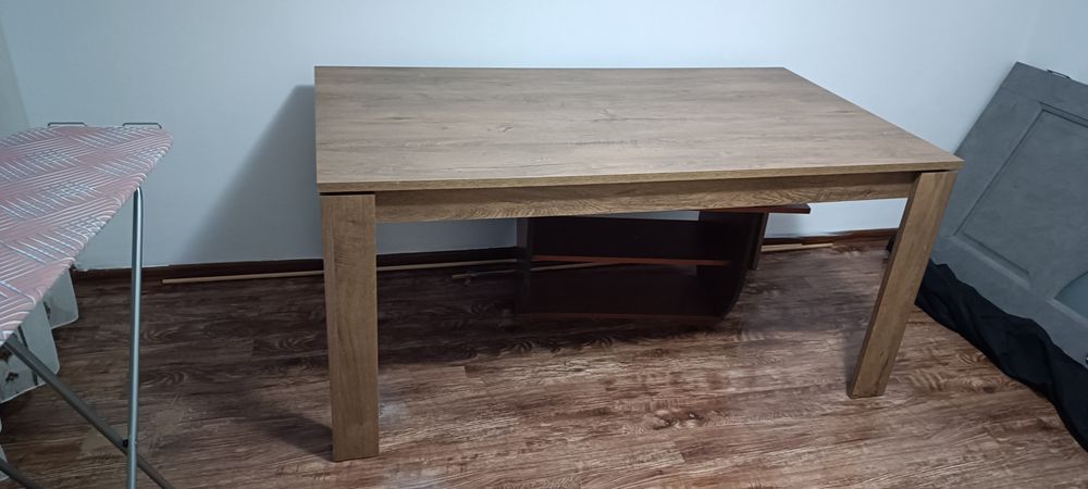 Masă mare de bucătărie