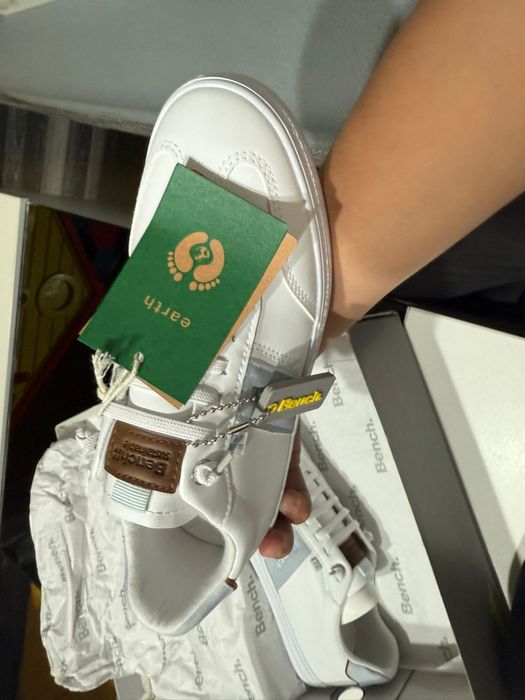 Adidași , detalii la telefon