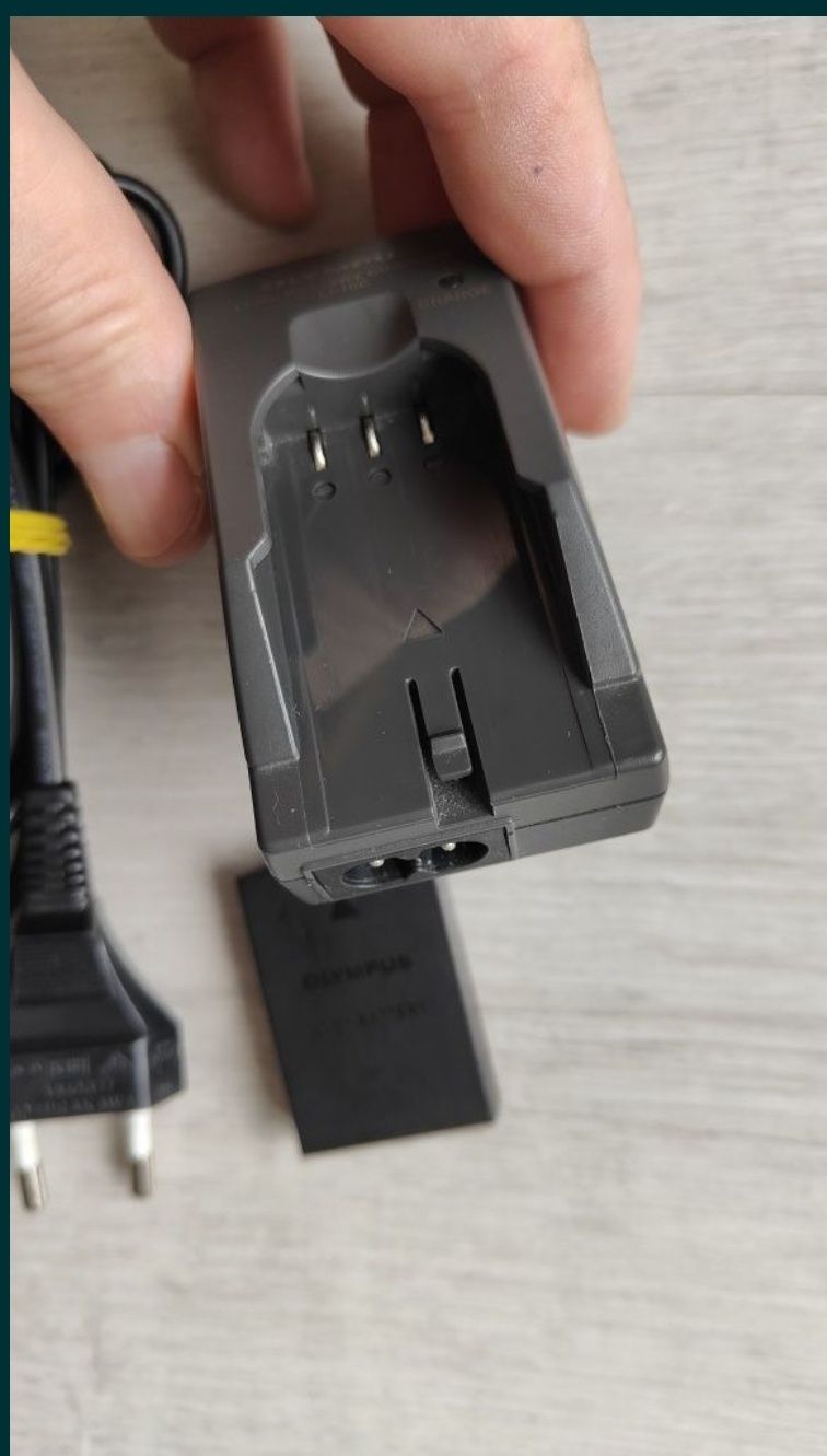 Încărcător camera foto Olympus LI-10C cu acumulator LI-12B