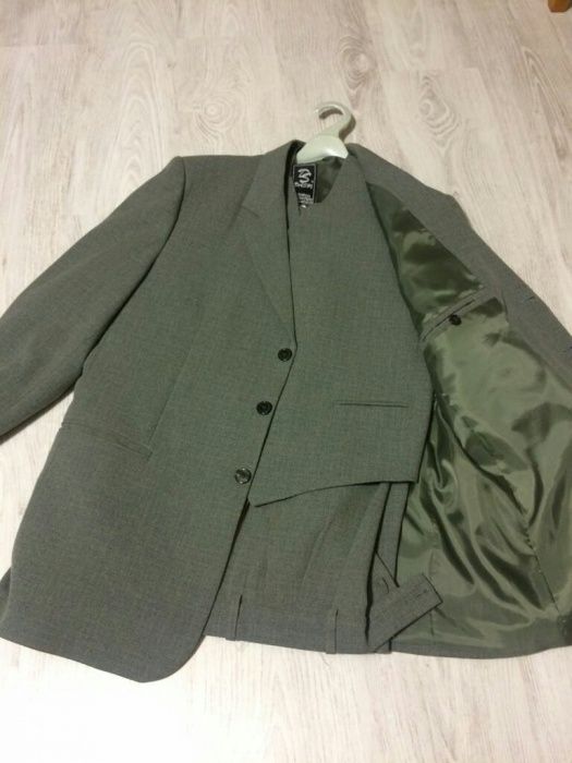 Costum barbatesc vernil