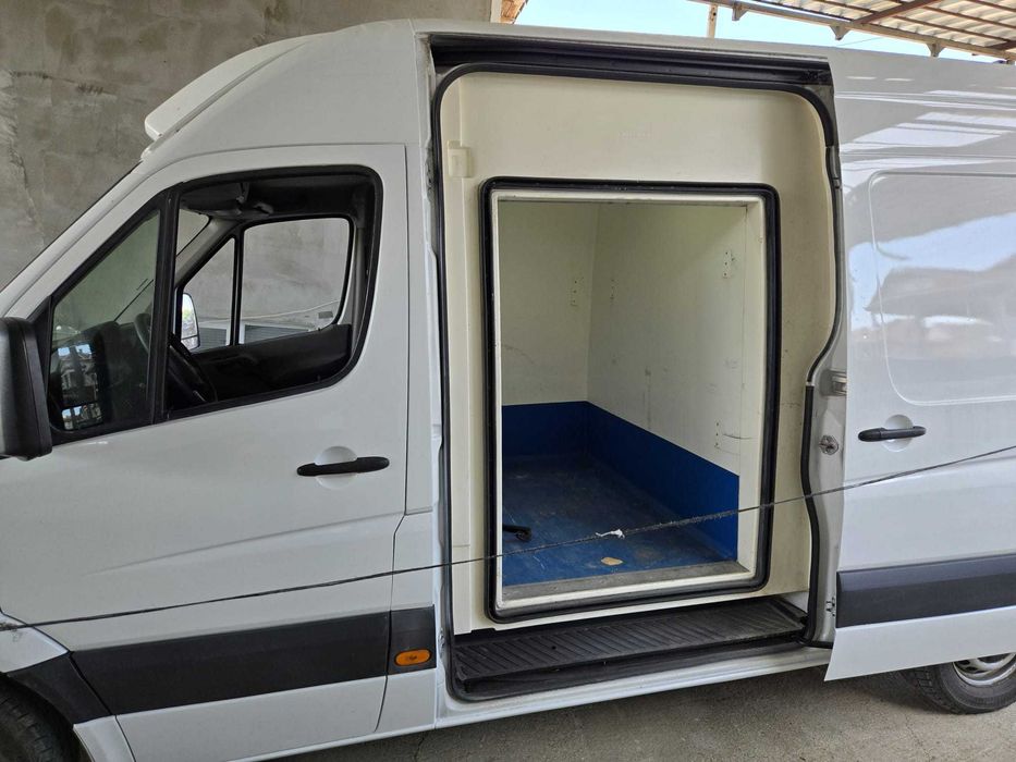 Бус с вграден хладилник