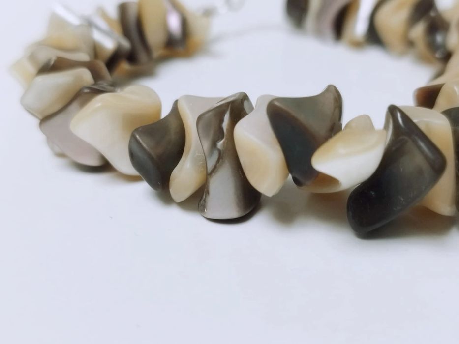 Bratara din scoici naturale cu inchizatoare si zale din argint de 925