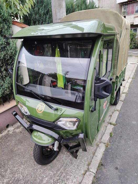 Triciclu electric cu cabină inchisa