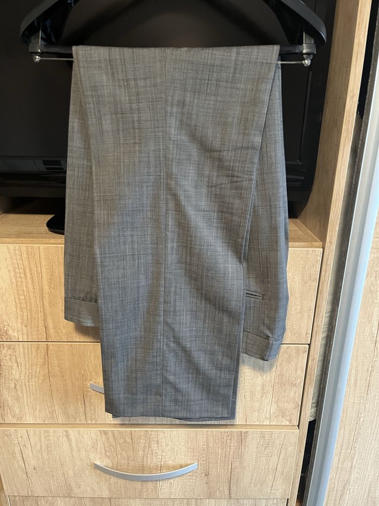 Se vinde costum barbatesc