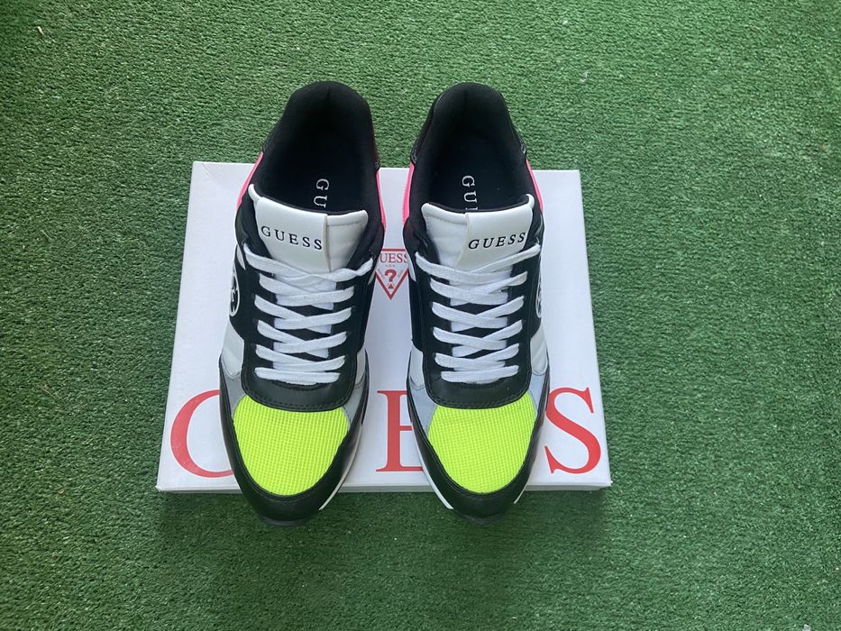 Сникърси на GUESS