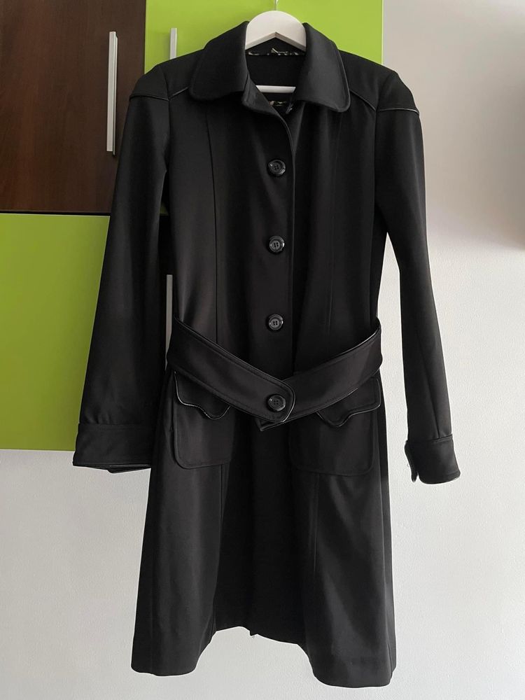 Palton negru cambrat