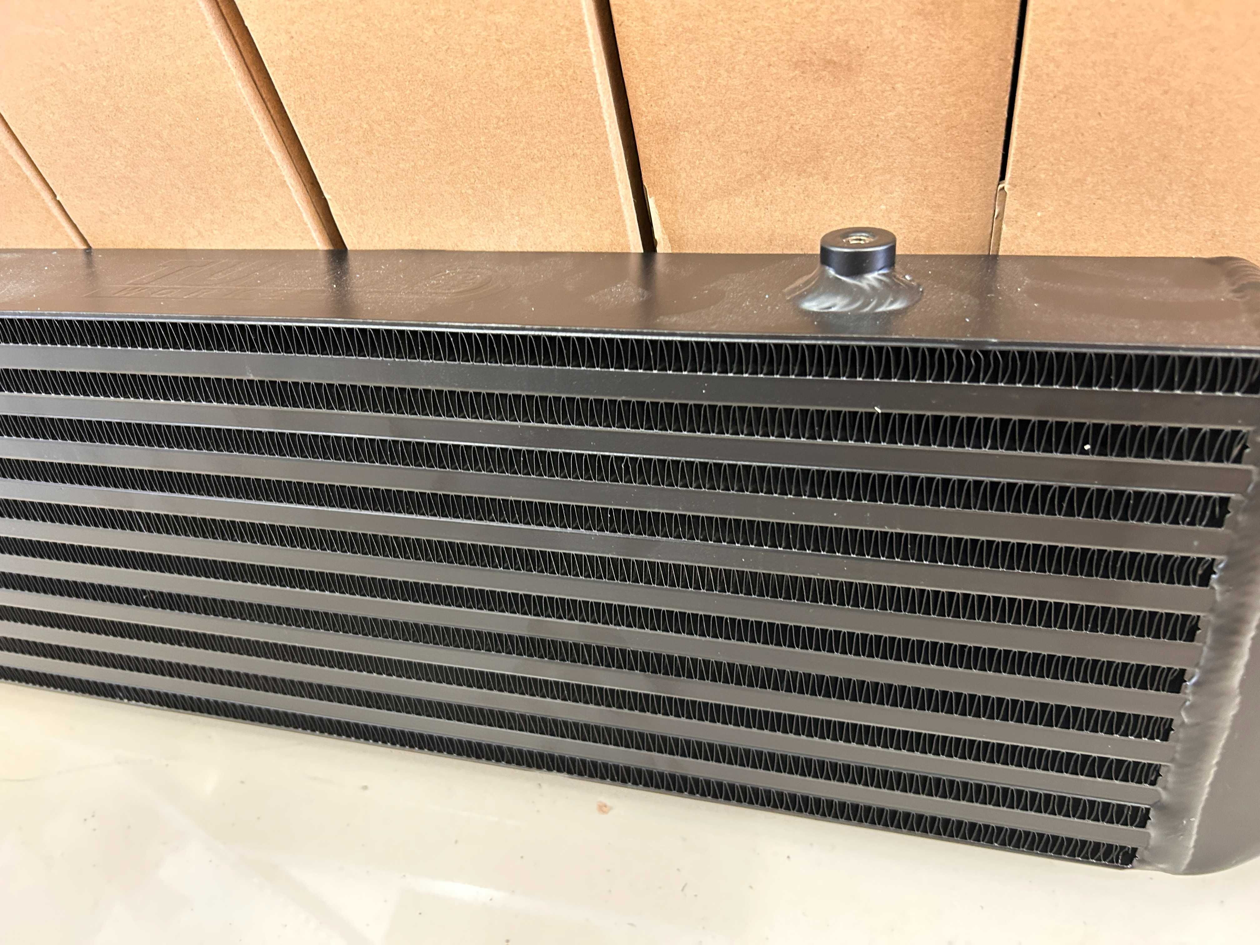 TurboWorks универсален интеркулер Intercooler 550x180x65 Bar&Plate