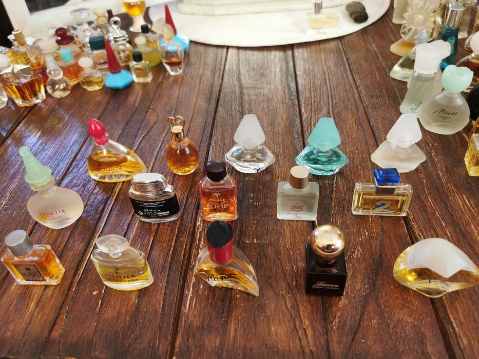 Колекция от 140 мини парфюми