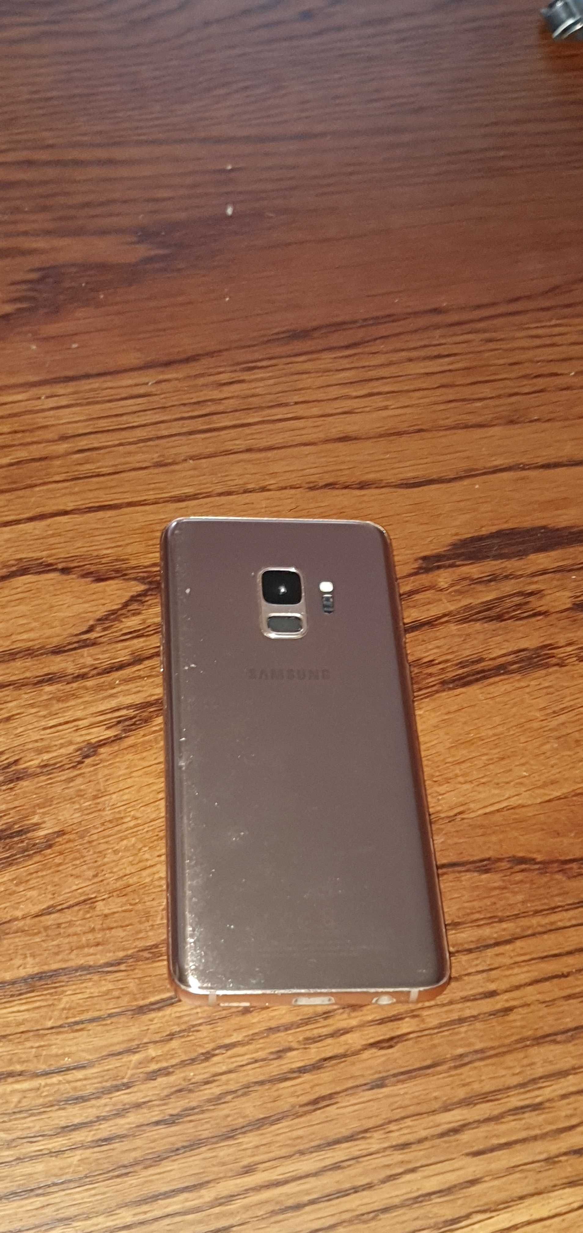 Samsung Galaxy S9 работещ със счупено стъкло