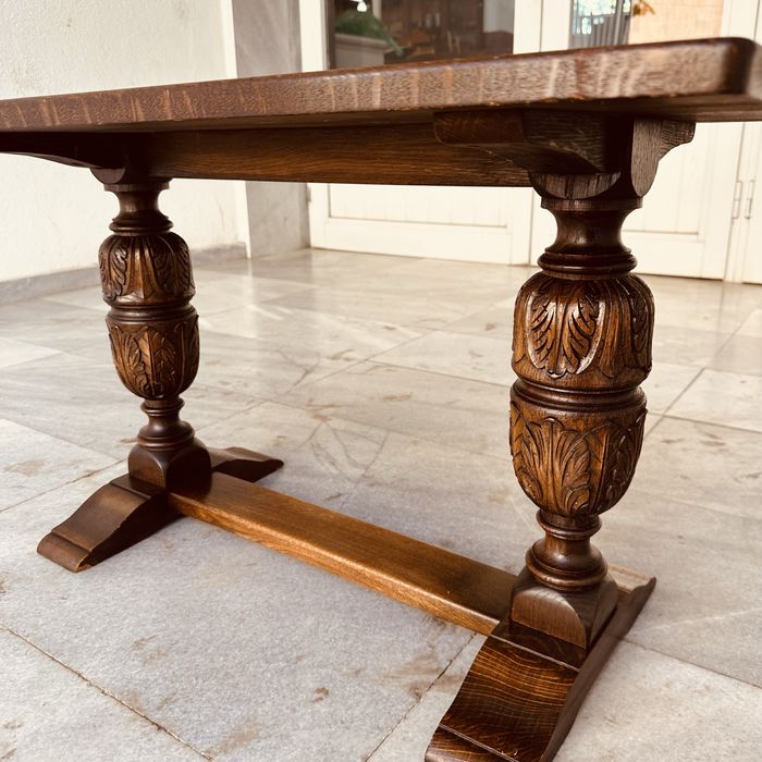 Масивна дървена ретро масичка – резбовани крака, отлично състояние