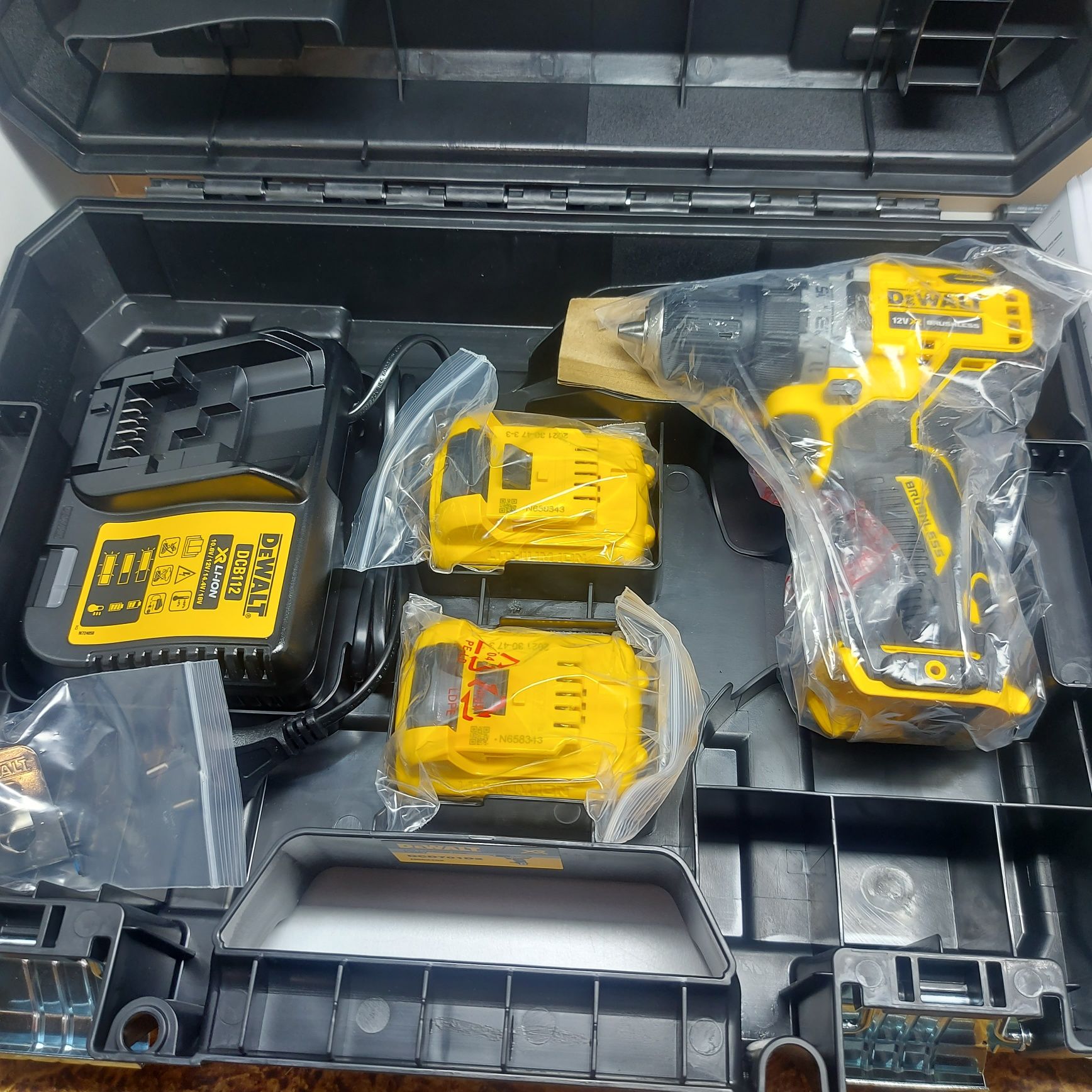 Нов безчетков винтоверт Dewalt DCD701D2  12V