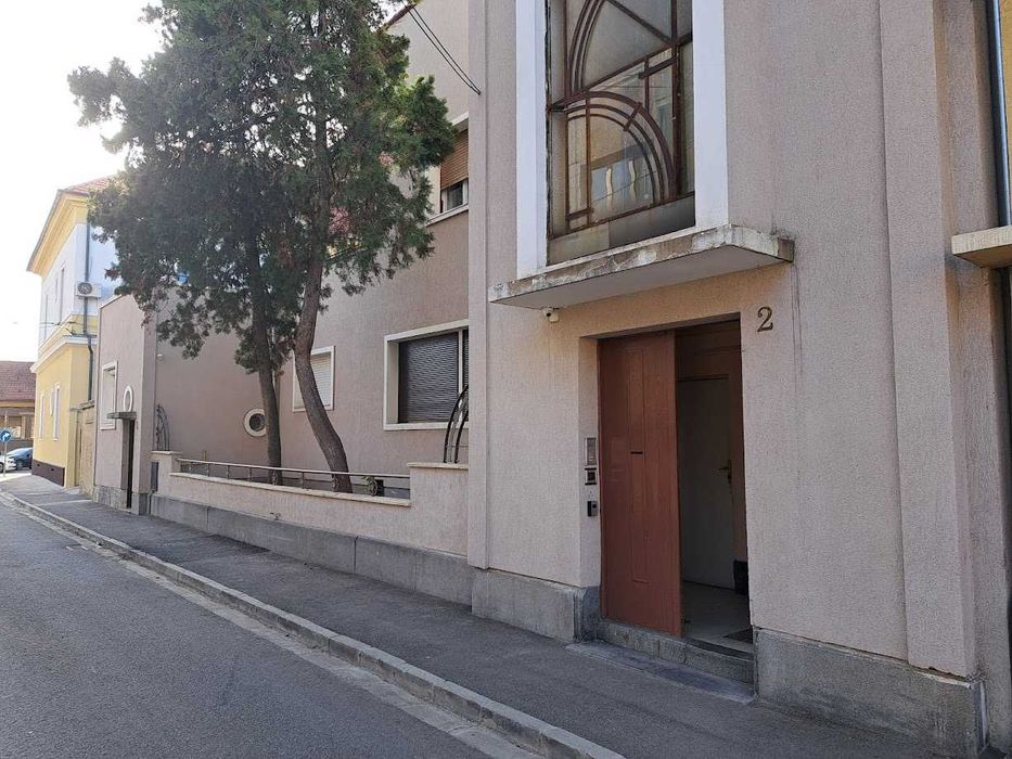 OCAZIE!!! Apartament in casa situata ultracentral cu curte aferenta.