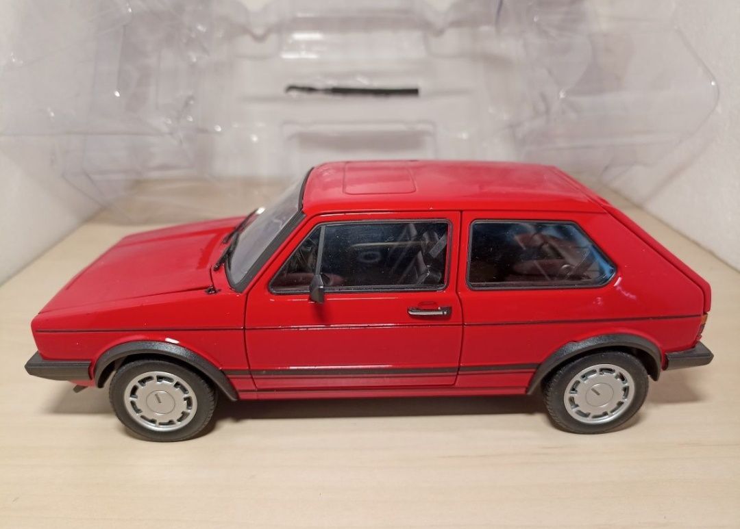 Volkswagen 
Scara 1:18
Welly 

Fotografiile fac parte din descriere...
