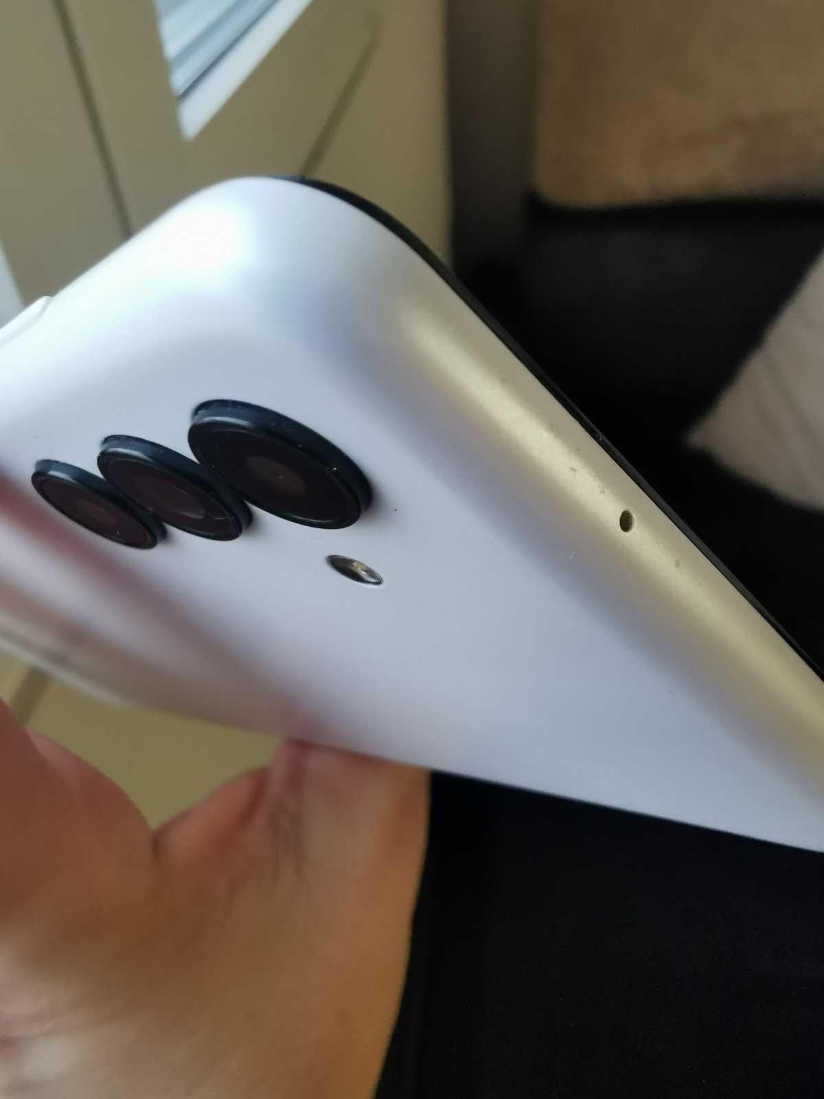 Почти НОВ телефон, Samsung A13, с два калъфа и стъкло