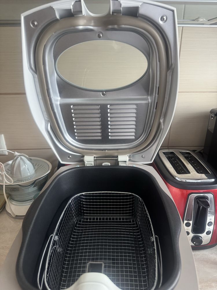 Vand friteuza  noua Philips Cucina