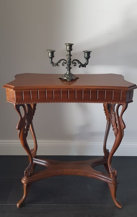 Măsuță veche pentru cafea model deosebit