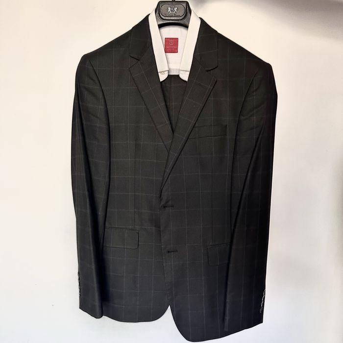 Мужские костюмы двойка + белые рубашки. 46-48 размеры. Смотрите фото