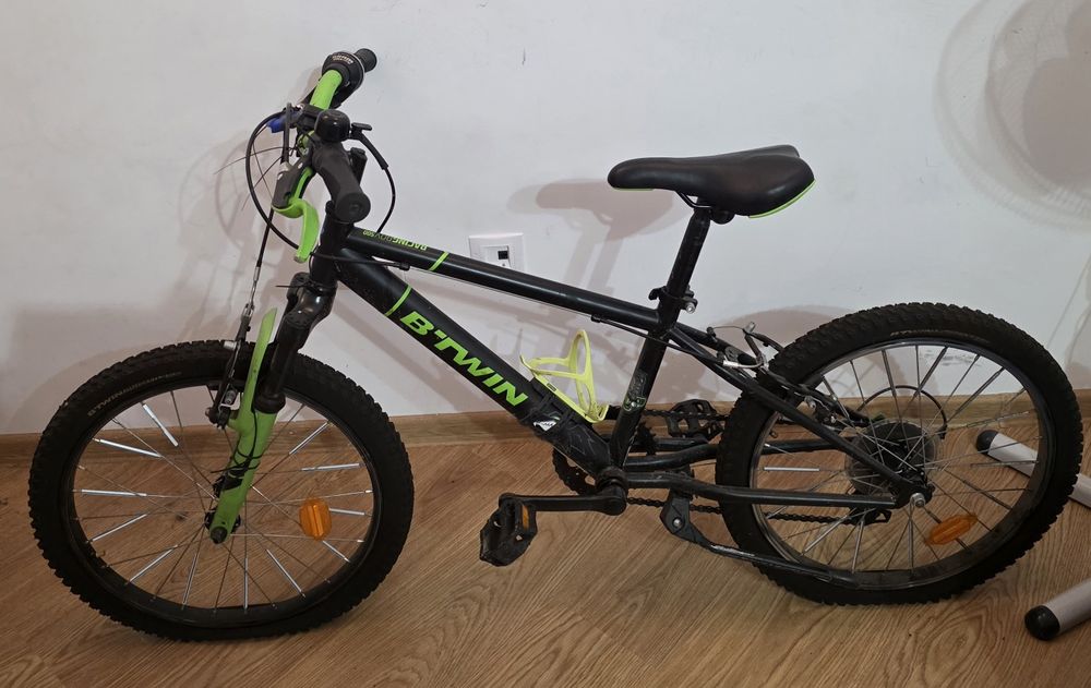 Se vinde bicicletă pentru copii B'Twin Racing Boy 500.