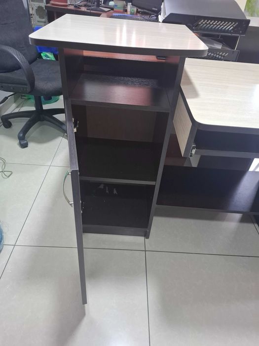 Стол компьютерный в идеальном состоянии.