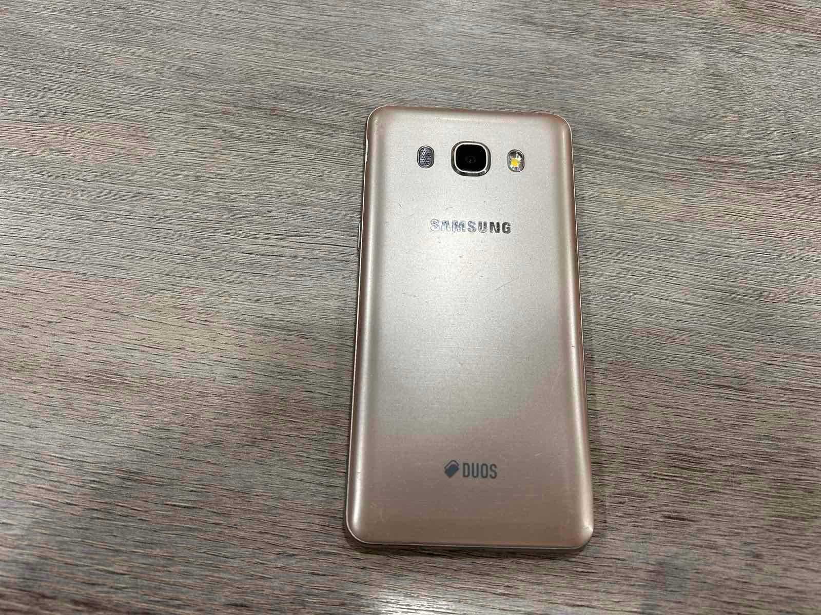 Продавам Samsung Galaxy J5