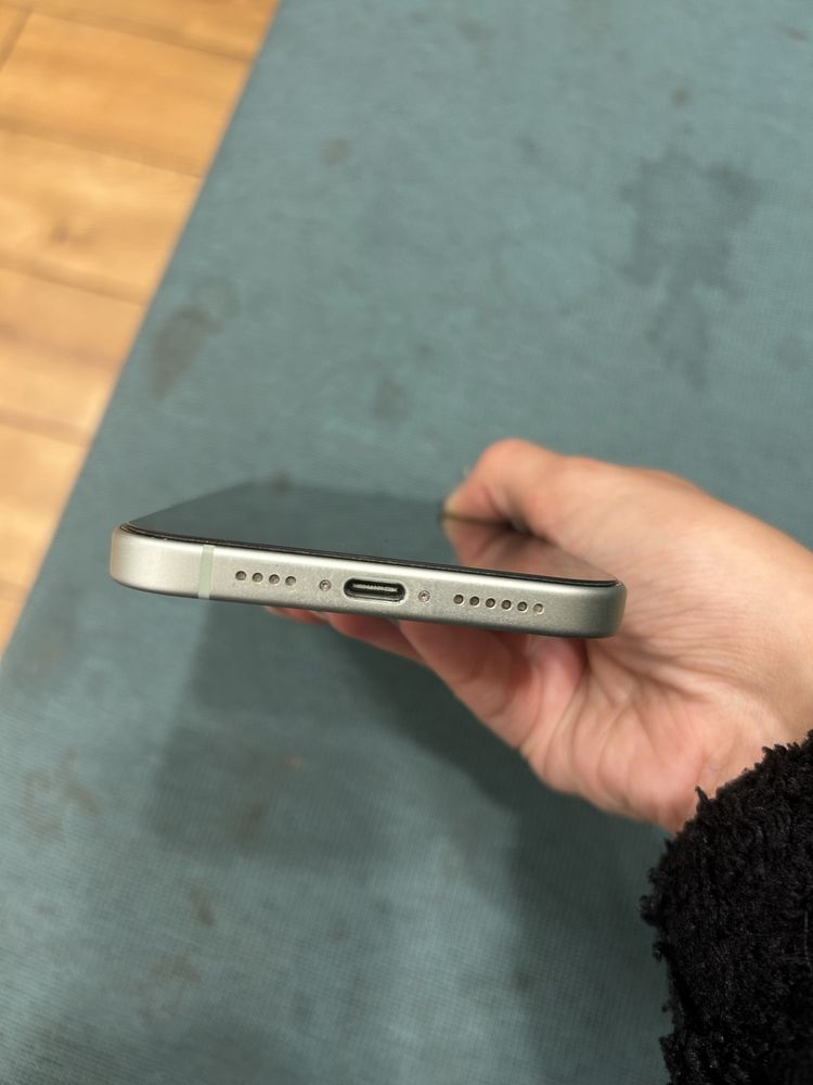 Продавам Iphone 15 plus 128bg